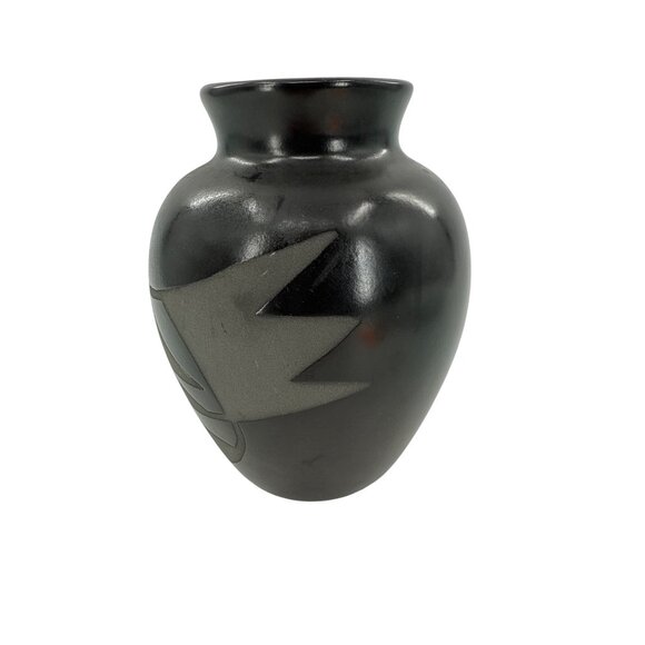 NATIVE AMERICAN BLACKWARE BLACK ON BLACK SIGNED VASE - Picture 2 of 7